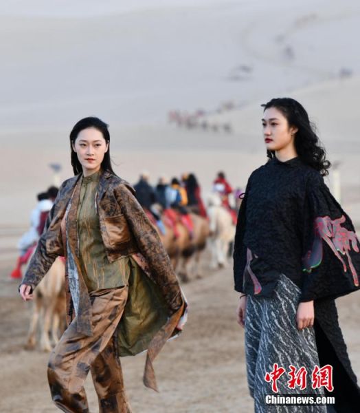 圖為敦煌服裝秀展示。 殷春永 攝