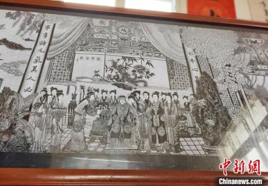 圖為陶世清的影雕作品?！钅?攝