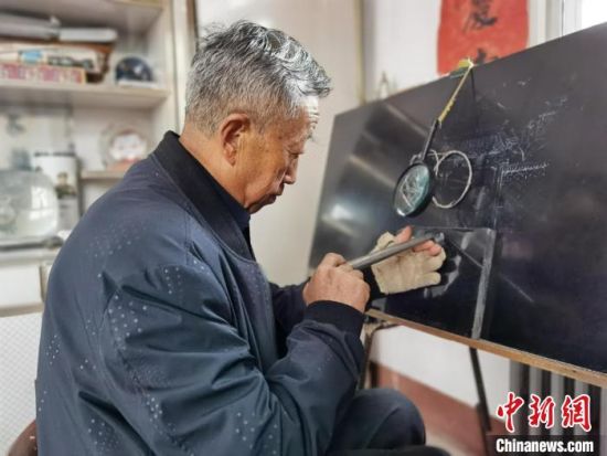 圖為陶世清在創(chuàng)作中?！钅?攝