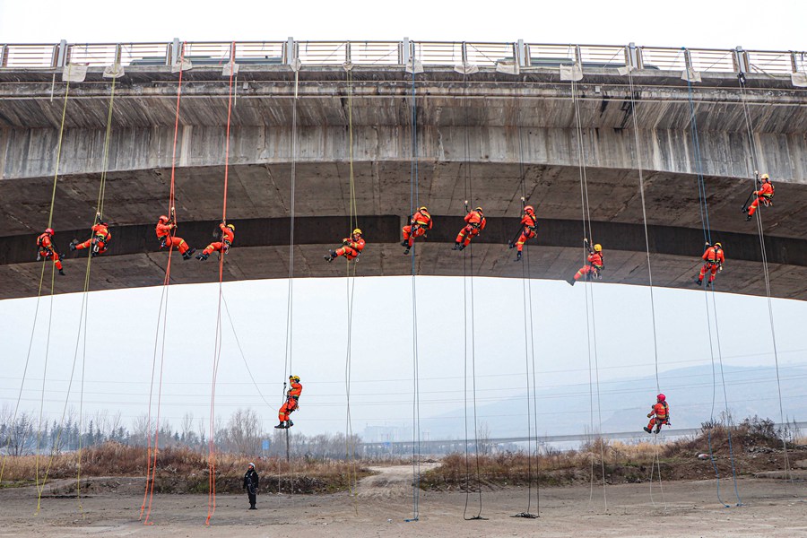 硬核！甘肅天水森林消防員百米高空練技能