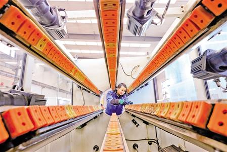 民樂工業(yè)園區(qū)內農資生產企業(yè)開足馬力生產節(jié)水供水管道