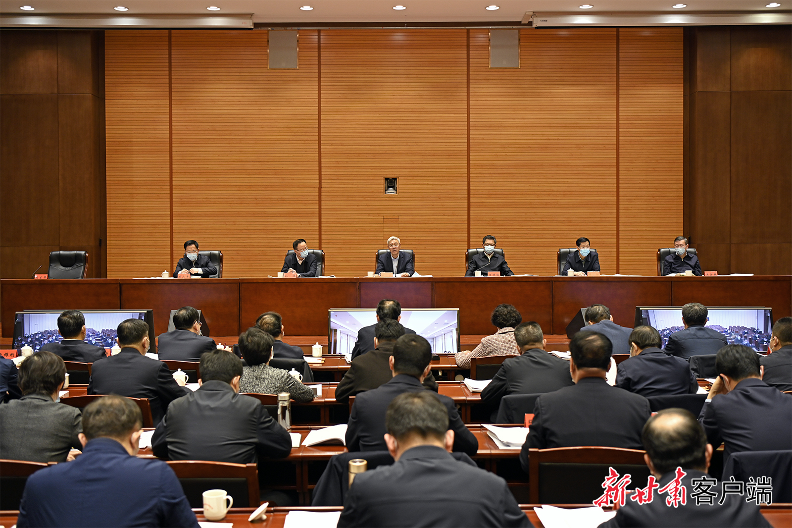 尹弘在省委農(nóng)村工作領(lǐng)導(dǎo)小組會議上強(qiáng)調(diào)：以深厚為民情懷鞏固拓展脫貧攻堅成果，用高度負(fù)責(zé)精神扎實做好備考迎評工作