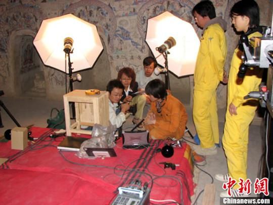 敦煌研究院與日本東京文化財研究所合作進行第285窟多光譜無損調(diào)查工作現(xiàn)場。中新社發(fā) 婁婕 供圖