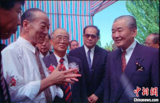 1994年8月，時任日本首相竹下登(右一)與時任敦煌研究院院長段文杰在莫高窟親切交談。中新社發(fā) 婁婕 供圖
