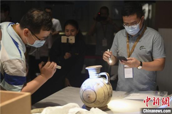 2020年6月，在長沙博物館舉行“從地中海到中國：絲路寶藏——平山郁夫絲綢之路美術館藏文物展”前，專家開箱鑒定文物。中新社記者 楊華峰 攝