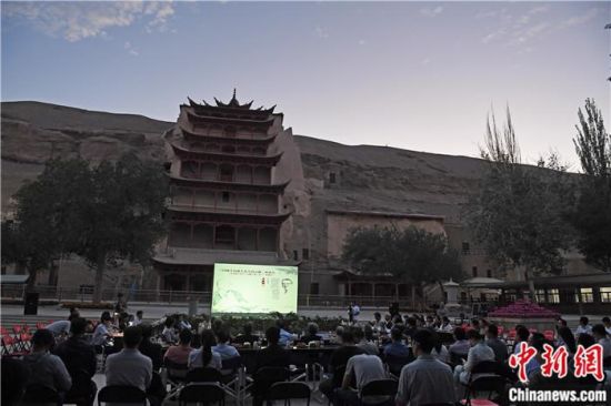 2018年8月，在敦煌莫高窟標志性建筑“九層樓”前，《回顧平山郁夫先生的貢獻》座談會舉行。來自中日兩國的專家、學者共同懷念這位情系敦煌數(shù)十載的繪畫巨匠、中日友好的文化使者、世界文化遺產(chǎn)的守護者。中新社記者 楊艷敏 攝