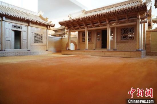 圖為微縮建筑蘭州四合院內(nèi)部結(jié)構(gòu)。　九美旦增 　攝