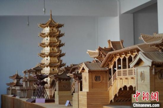 圖為古建筑模型制作技藝傳習(xí)所展廳內(nèi)的微縮古建筑作品?！【琶赖┰?　攝