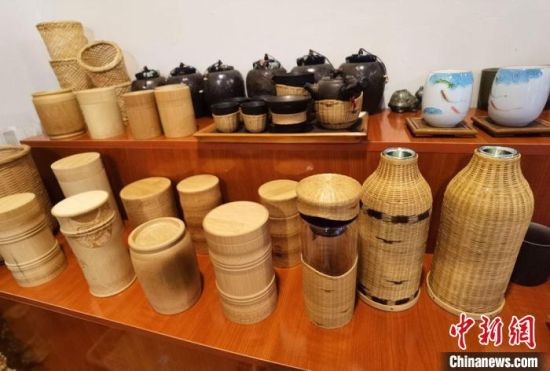 圖為展陳的一件件精致可愛的竹編農(nóng)具工藝品?！●T志軍 攝