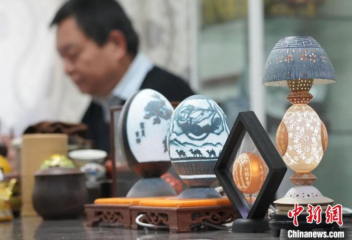 圖為吳義澤完成的蛋雕作品?！【琶赖ぴ?攝