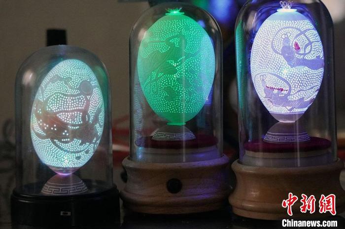 圖為以敦煌飛天為元素的蛋雕作品?！【琶赖ぴ?攝