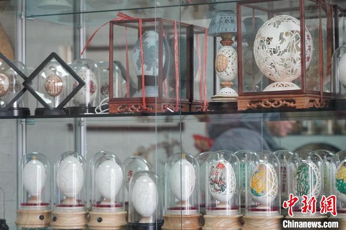 圖為吳義澤收藏柜內(nèi)的蛋雕作品?！【琶赖ぴ?攝