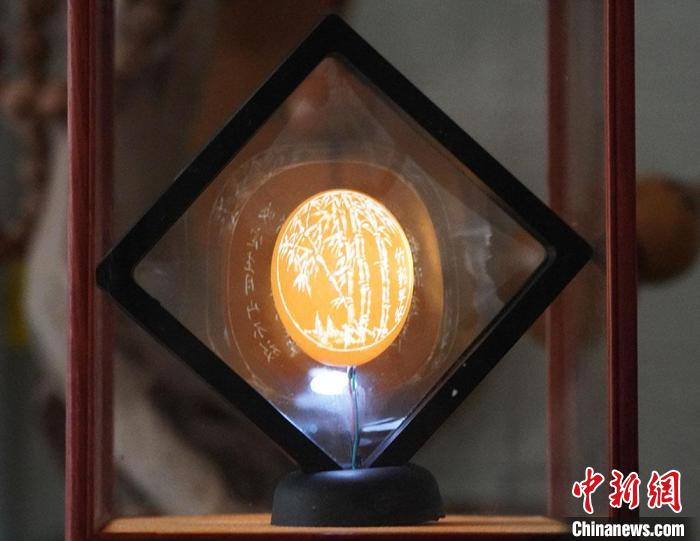 圖為吳義澤新包裝給蛋雕呈現(xiàn)立體感?！【琶赖ぴ?攝