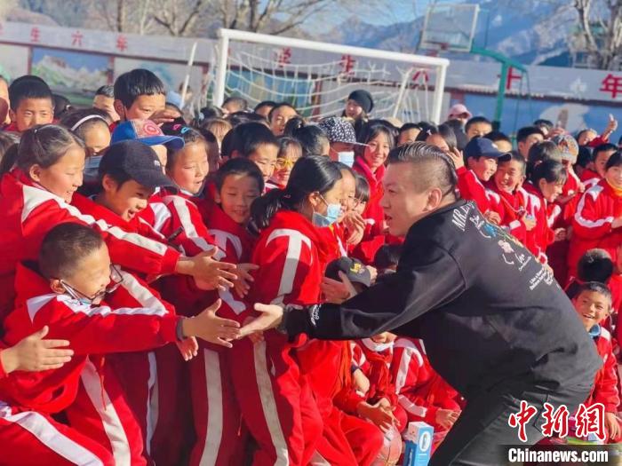 1月初，第五屆“街舞進藏鄉(xiāng)”公益助學(xué)活動在甘肅甘南結(jié)束，旨在讓藏族學(xué)子感受到街舞魅力?！￡惿菩?攝