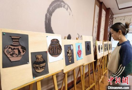 圖為學生用衍紙材料制作的彩陶紋飾。　劉玉桃 攝