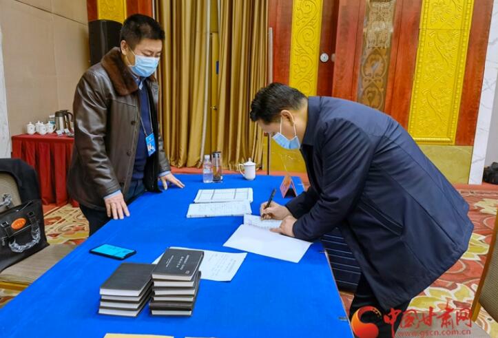 【聚焦2022甘肅兩會】政協(xié)委員向大會報(bào)到 甘肅開啟“兩會時間”