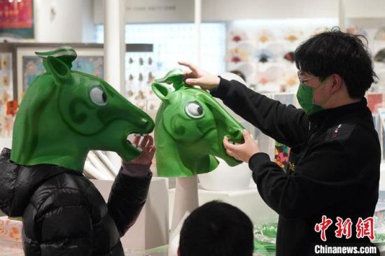 圖為“神馬來(lái)了”銅奔馬頭套?！【琶赖┰?攝