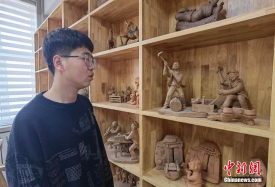 圖為學(xué)生介紹作品。 劉玉桃 攝