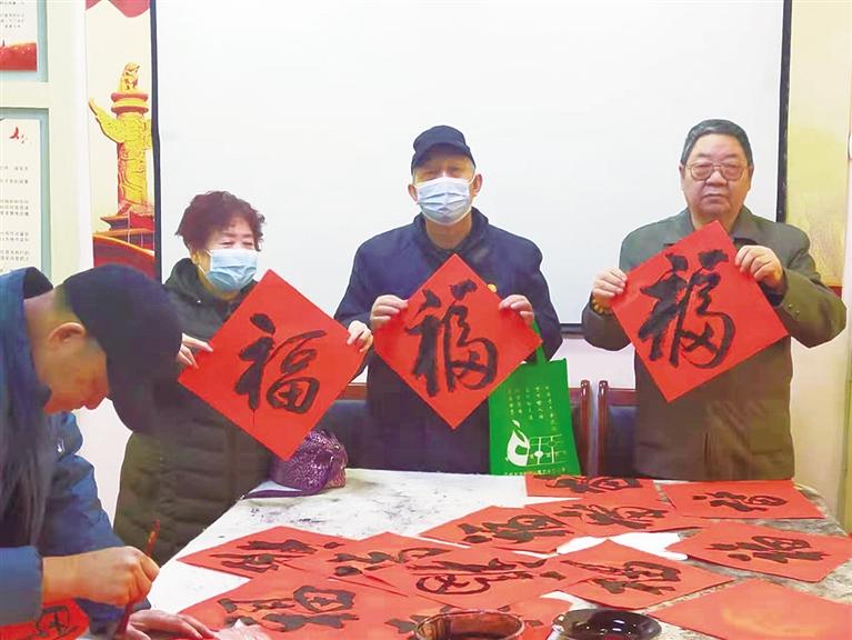 蘭州：“幸福敲門 新春送?！被顒忧榕f家