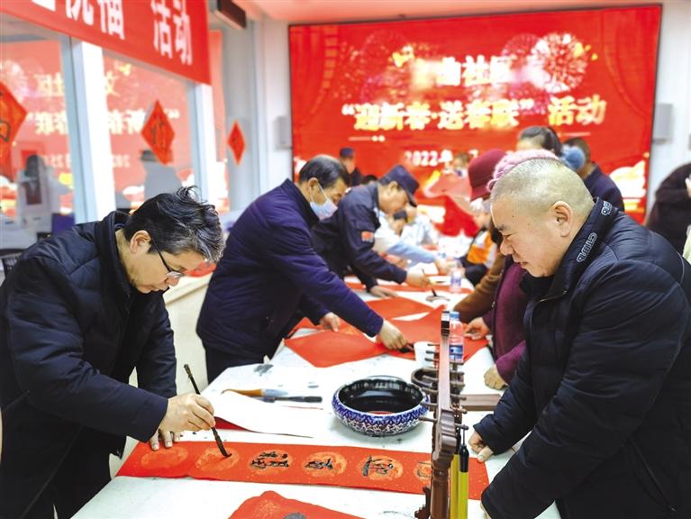 蘭州新區(qū)開展“墨香四溢送春聯·情暖文曲送祝福”活動