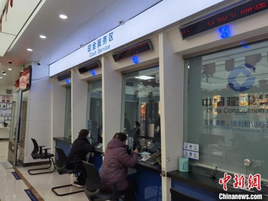 圖為蘭州市民在銀行兌換新鈔。　徐雪 攝