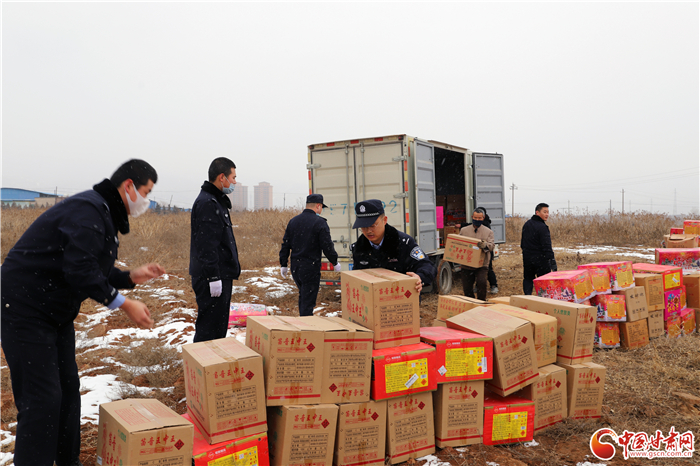天水甘谷警方集中銷(xiāo)毀一批非法煙花爆竹