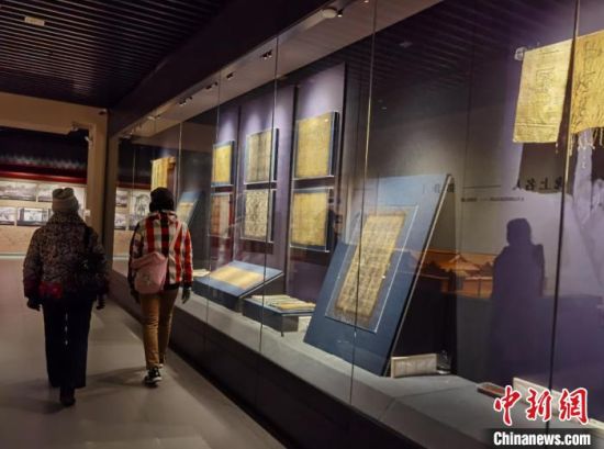 圖為蘭州市民參觀博物館展品?！⌒煅?攝