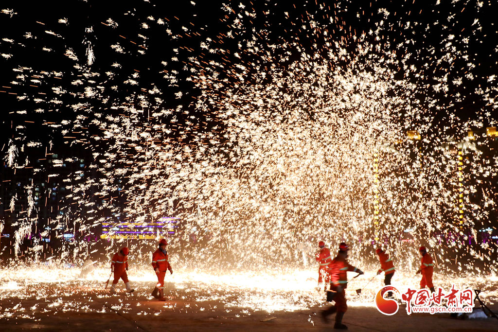【隴拍客】炫彩奪目！非遺絕技永靖王氏“打鐵花”綻放夜空引關注