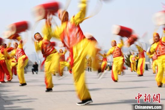 2019年2月19日，演員在黃河岸邊的蘭州水車博覽園內(nèi)進(jìn)行太平鼓表演，歡慶元宵佳節(jié)。(資料圖) 　楊艷敏 攝