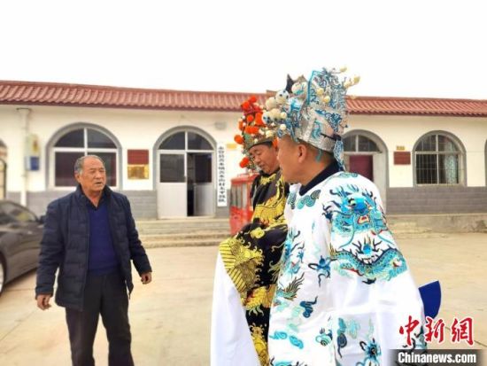 圖為69歲的“苦水高高蹺”國(guó)家級(jí)傳承人巨海全(左一)，叮囑徒弟們高高蹺練習(xí)技巧要領(lǐng)?！￠Z姣 攝