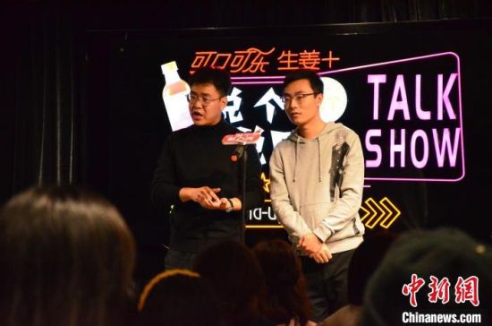 圖為脫口秀演員搭檔表演?！钅?攝