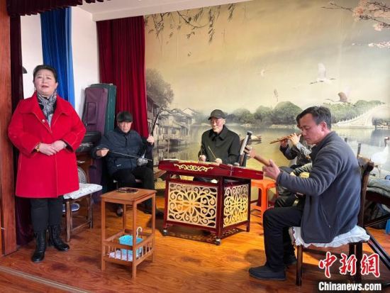 圖為蘭州鼓子表演者王常玉登臺(tái)演唱，她是這項(xiàng)入列國(guó)家級(jí)非物質(zhì)文化遺產(chǎn)的曲藝表演者中，為數(shù)不多的女演員?！堨下?攝