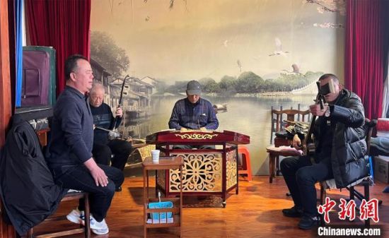 圖為蘭州鼓子愛(ài)好者在傳習(xí)所內(nèi)互相搭檔上臺(tái)演出?！堨下?攝