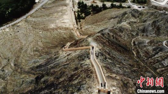 圖為甘肅嘉峪關(guān)懸臂長城吸引游客打卡 。(資料圖) 李亞龍 攝