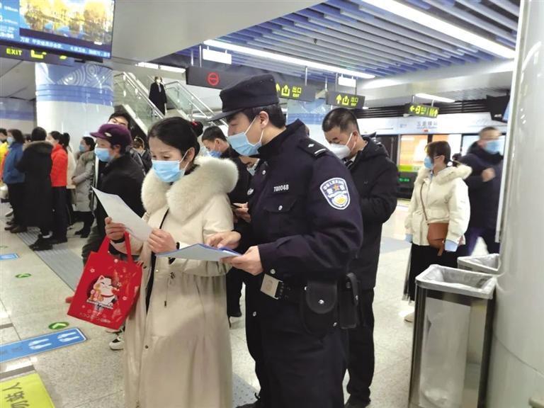 講解詐騙套路 普及“斷卡”常識 蘭州城關(guān)公安分局、交通治安分局聯(lián)合反詐宣傳進地鐵