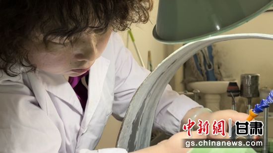 夜光杯制作學徒謝小琴坦言，雖工作枯燥，但是能夠掌握國家級非遺技藝是很自豪的。王牧雨 攝