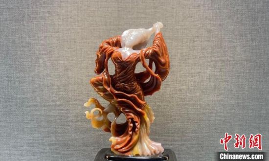 圖為翩然起舞的飛天玉雕。　高瑩 攝