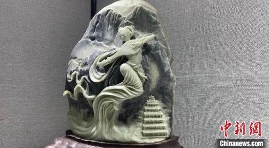 圖為李學平的玉雕作品?！「攥?攝