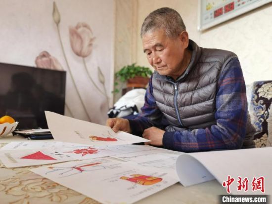 圖為陸鵬飛向記者展示多年帶隊的手寫筆記。　張婧 攝