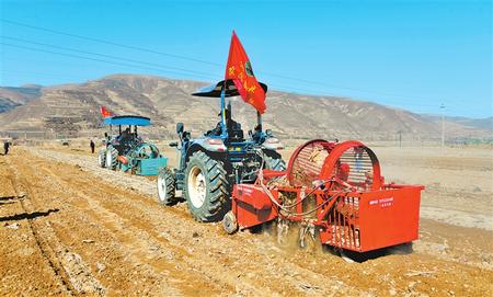 定西市隴西縣17個鄉(xiāng)鎮(zhèn)的農機合作社、農機手參加了農機技能比賽和培訓