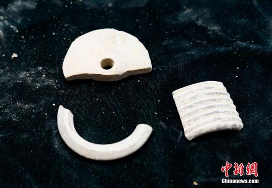 圖為靜寧縣賈河鄉(xiāng)竇坪村出土的佩飾。 夏劍鋒 攝