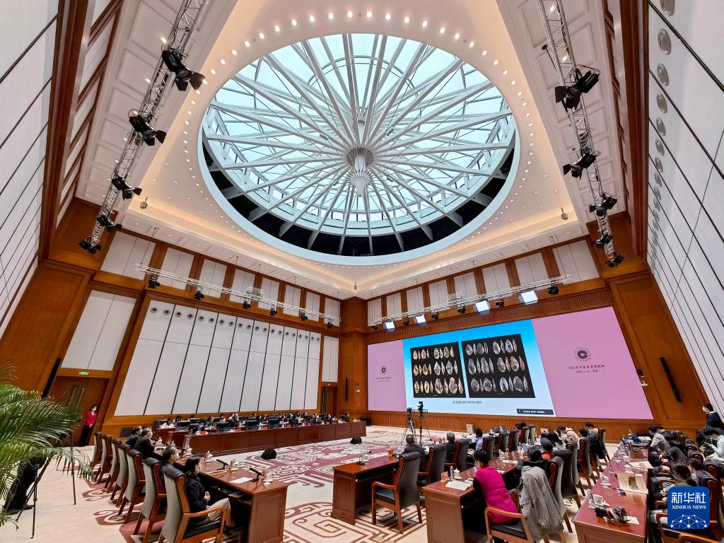 3月18日，“中國社會科學(xué)院考古學(xué)論壇·2021年中國考古新發(fā)現(xiàn)”進行入選項目報告環(huán)節(jié)（手機照片）。