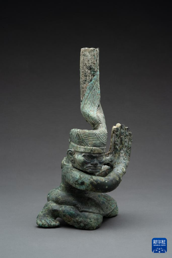 四川廣漢市三星堆商代遺址四號坑出土扭頭跪坐銅人像（資料圖）。