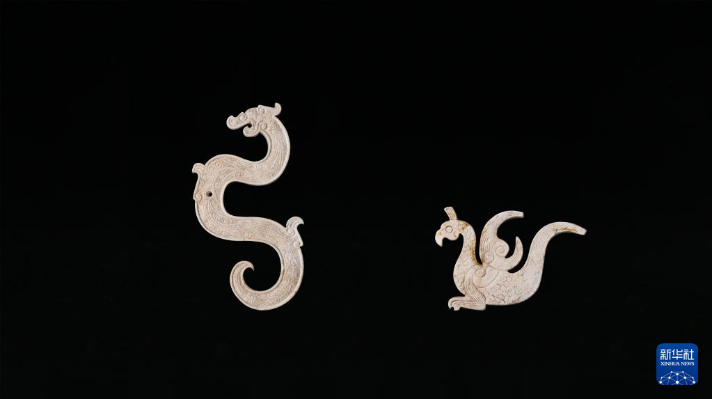 江西樟樹市國字山戰(zhàn)國墓葬出土玉龍、玉鳳（資料圖）。