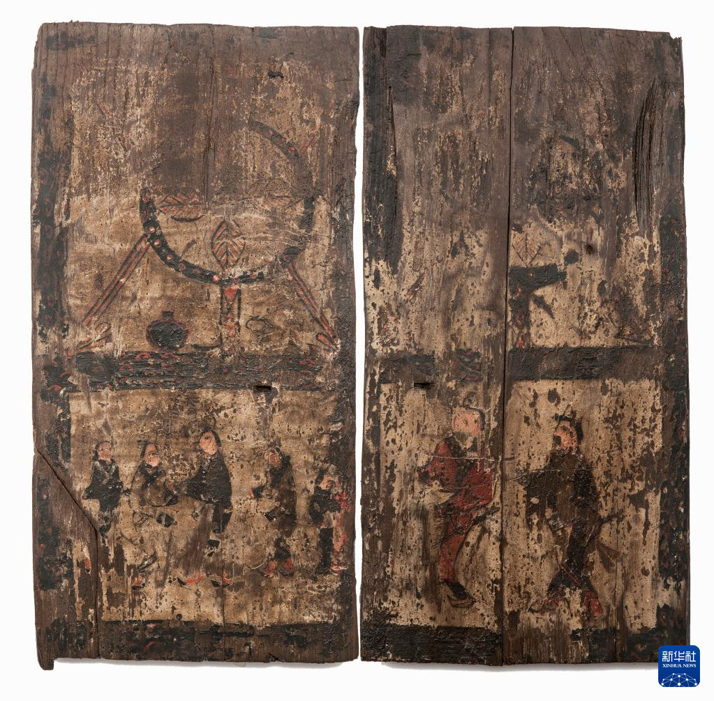 湖北云夢縣鄭家湖戰(zhàn)國秦漢墓地的一處板門繪畫（資料圖）。