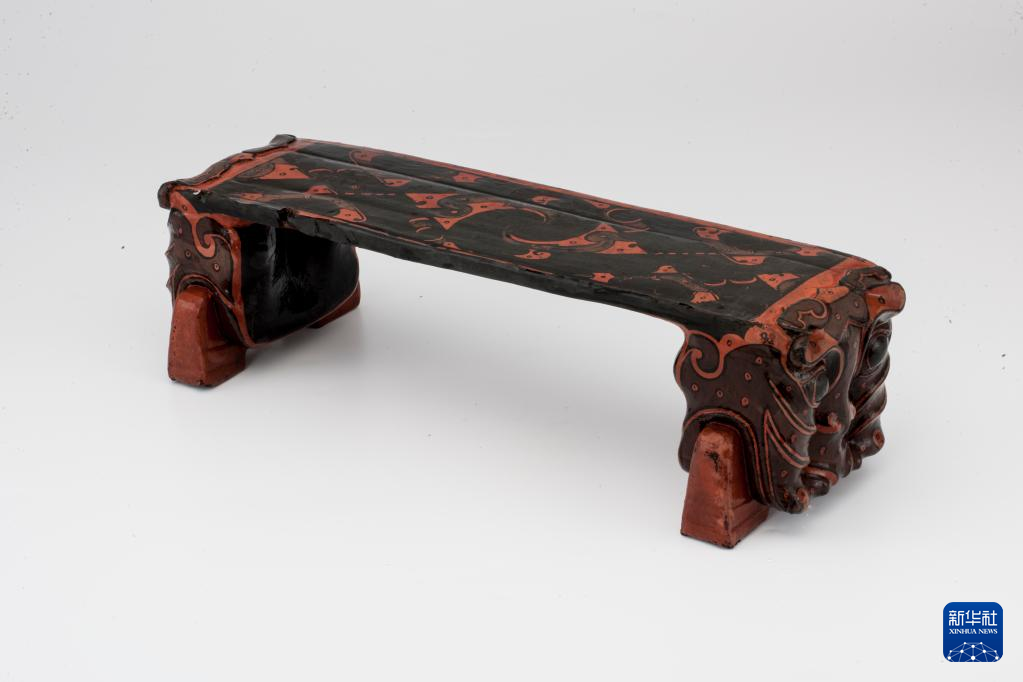 湖北云夢縣鄭家湖戰(zhàn)國秦漢墓地出土漆木虎頭枕（資料圖）。