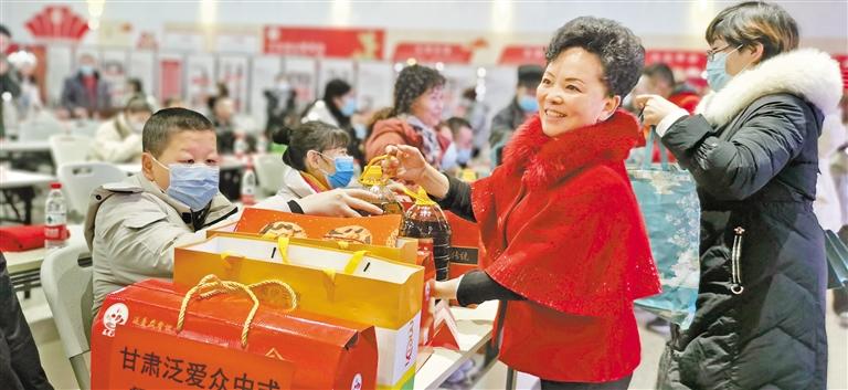 身殘志堅(jiān)的郭淑芳與愛同行37年 點(diǎn)一盞燈，照亮別人也照亮自己