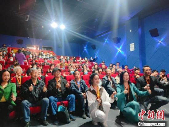 《浴血誓言》主創(chuàng)團隊與到場的紅軍后代合影?！￡愡x斌 攝