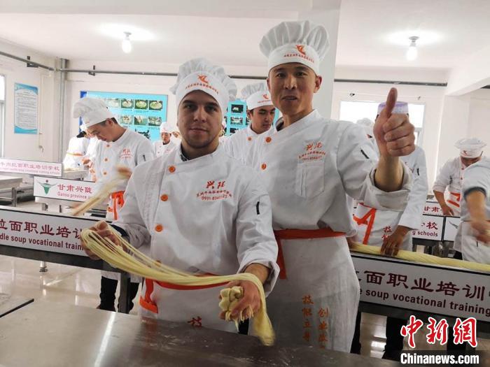 圖為外國留學生學習牛肉面的制作。(資料圖) 史靜靜 攝