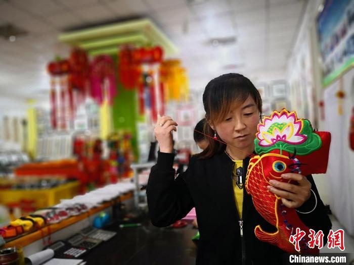 圖為“非遺”產(chǎn)品展示。(資料圖) 魏建軍 攝